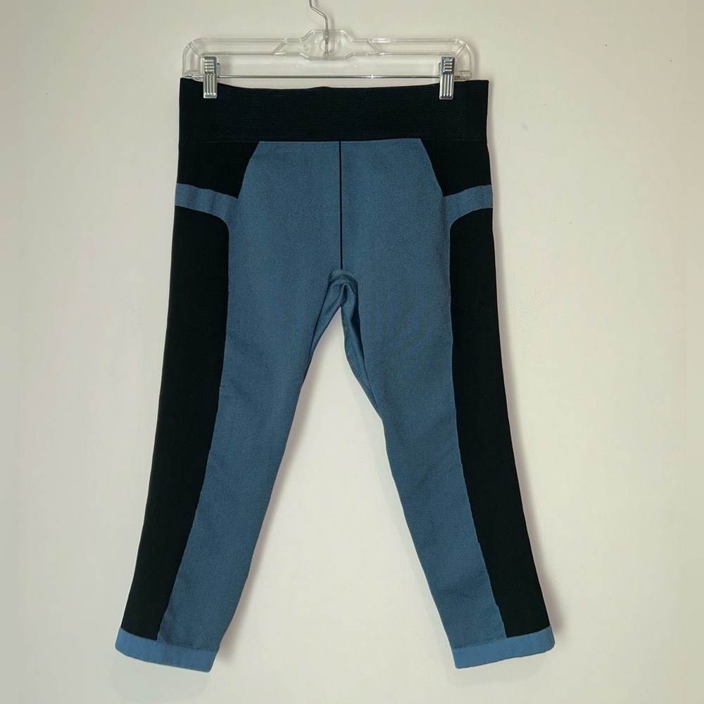 Under Armour Women’s Large Blue and Black Compression Capri Leggings